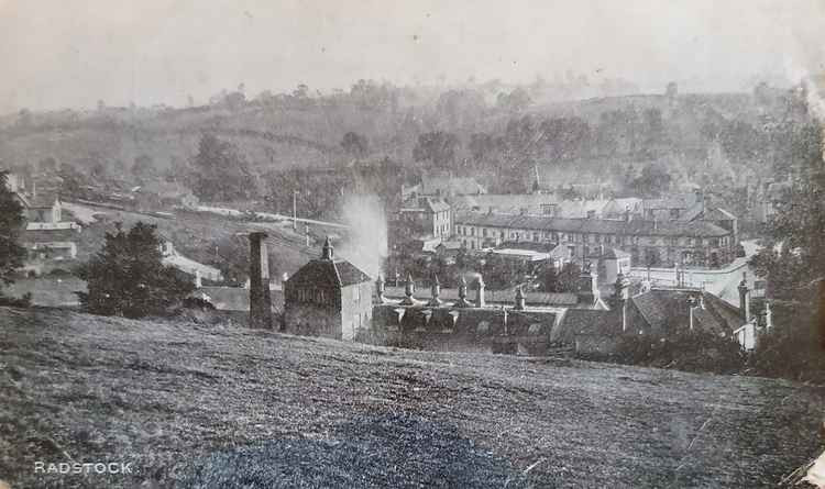 Fortescue Road is centre right, lower right is the roof of the Bell Inn and brewery buildings in behind.