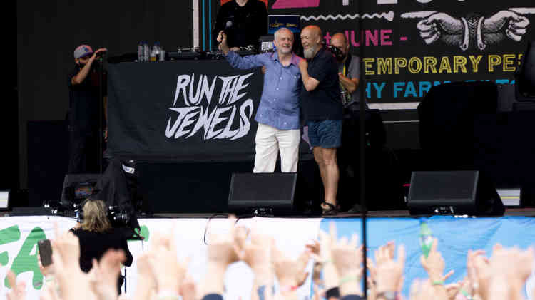 Michael Eavis and Jeremy Corbyn on stage at the 2017 Glastonbury Festival (Photo: Ralph_PH)
