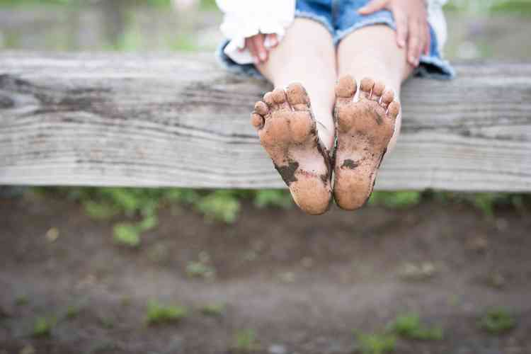 Child with muddy feet (Photo: istock)