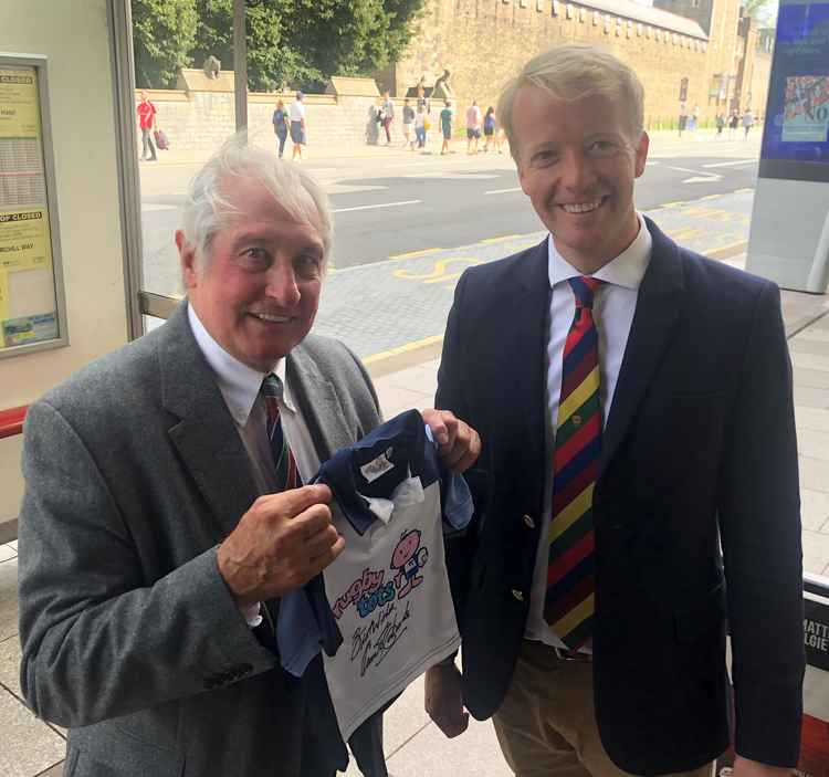 Sir Gareth Edwards showing his support to Rugbytots Somerset