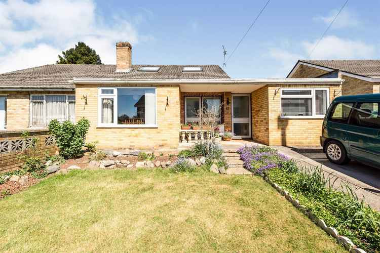Four-bedroom semi-detached bungalow in Mount Pleasant Avenue Four-bedroom semi-detached bungalow in Mount Pleasant Avenue