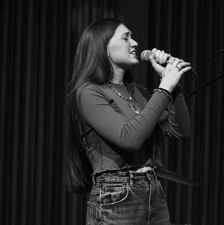 Hetta performing one of her songs at the Event on the Lawn