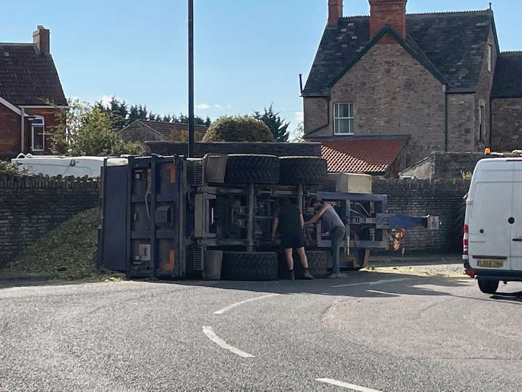 The trailer blocking the roundabout