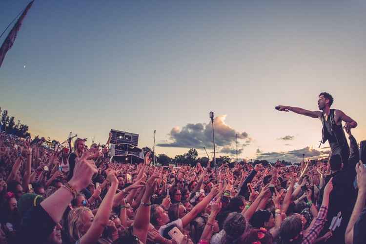 Comfort Zone: Neill's shot of The Script at V Fest in 2005 (http://www.shootthesound.com)