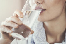 Selalu Bikin Galau Saat Diet, Lebih Sehat Minum Air Hangat atau Dingin?