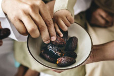 Mengapa Tubuh Lemas Setelah Berbuka Puasa?