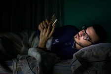 Hati-Hati, Ini Risiko Main Ponsel Sebelum Tidur