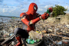 Aksi Spiderman Bersihkan Sampah di Parepare Disorot Media Asing