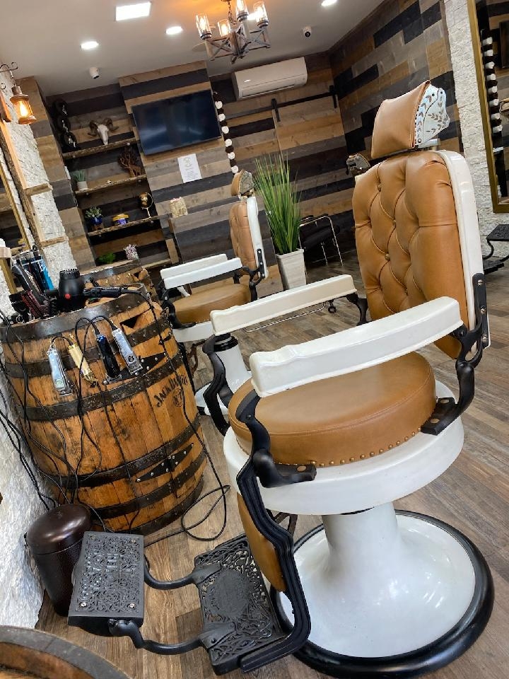 How experienced are the barbers at Bryant Park Barbershop Brigade in handling different hair textures and styles?