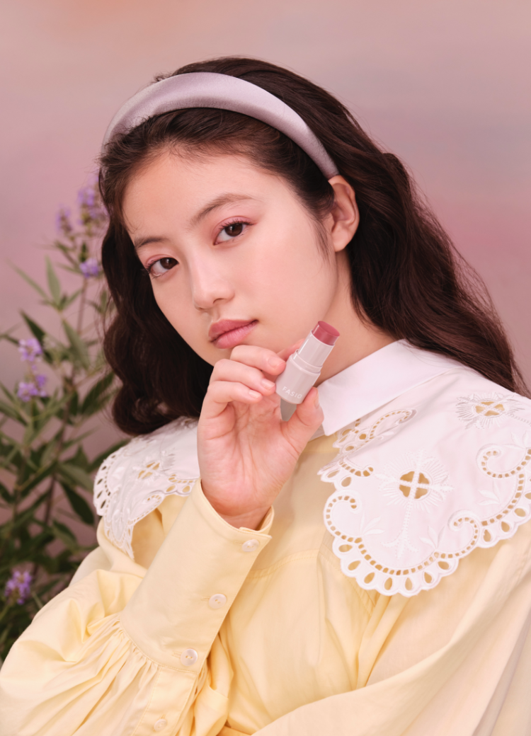 ジェニファーオーレット　メタルモノグラム　今田美桜 ミラノから歓びの輝き。俳優・今田美桜がまとうダミアーニの人気