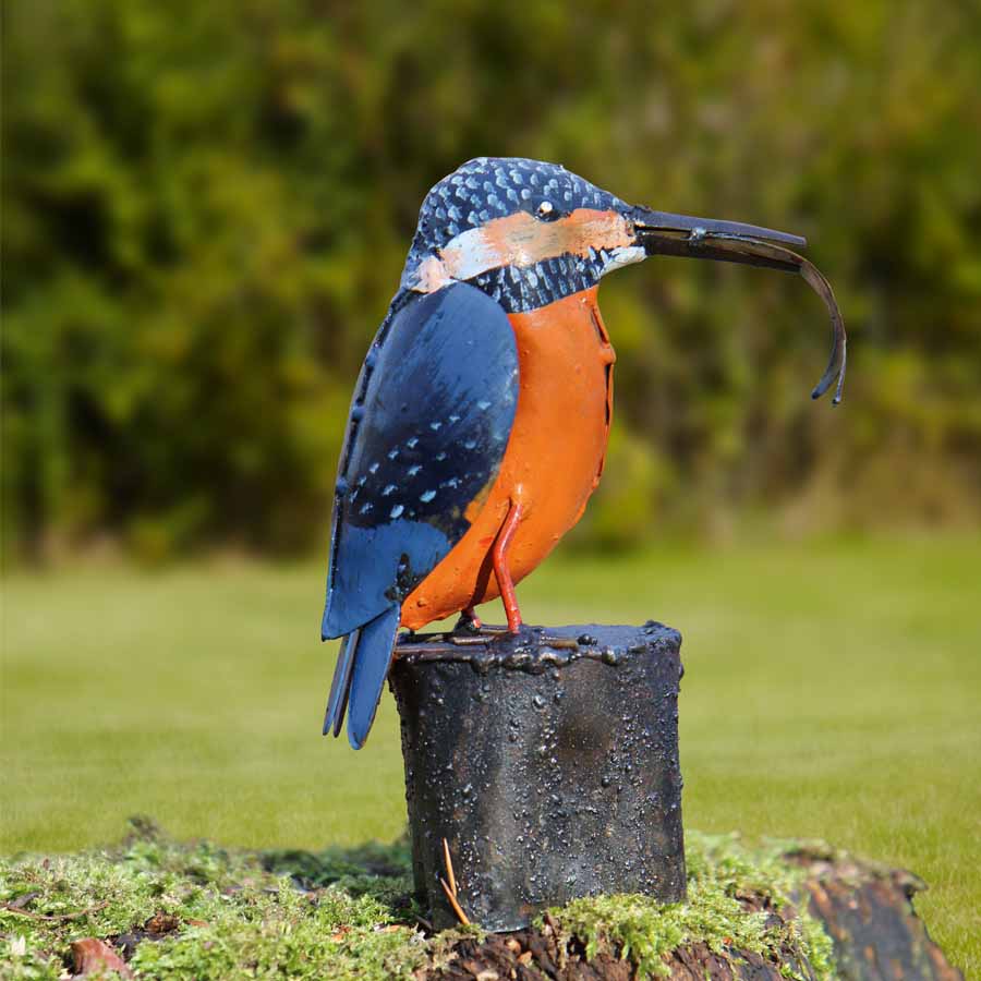 Gartenfigur «Eisvogel mit Fisch»