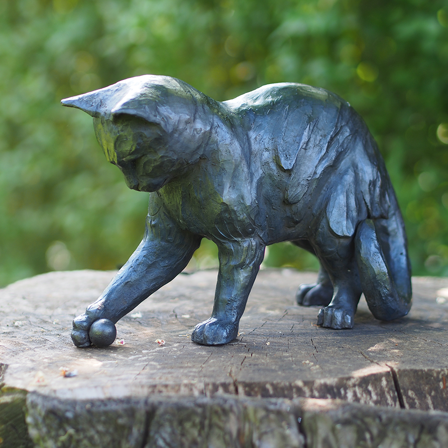 Gartenskulptur «Katze mit Ball»