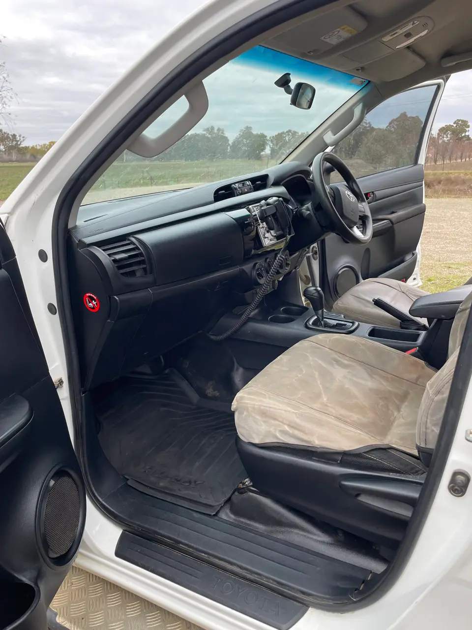 2017 Toyota Hilux SR (6 of 25)