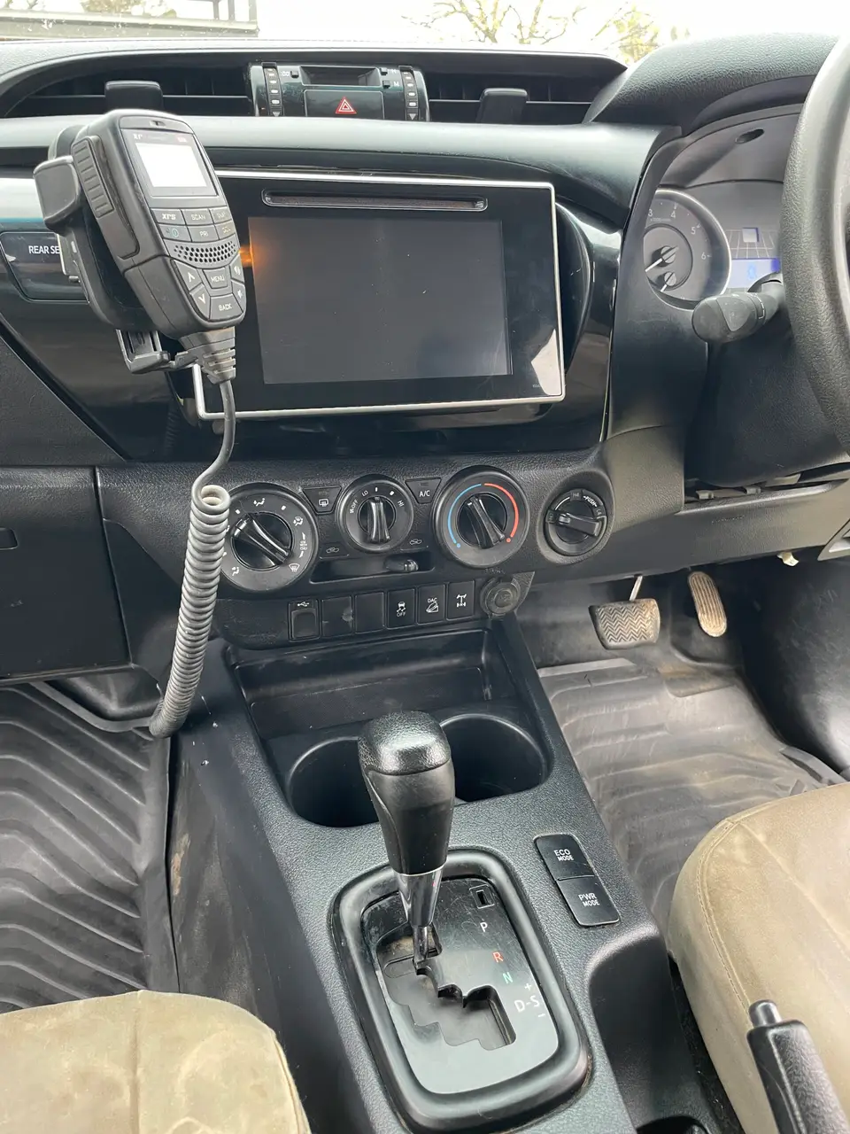 2017 Toyota Hilux SR (8 of 25)