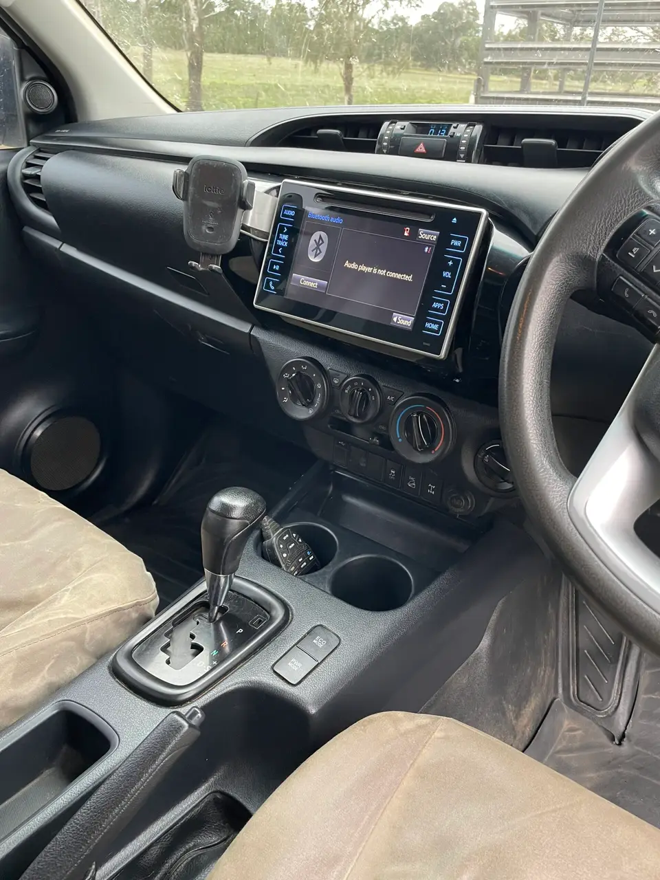 2017 Toyota Hilux SR (17 of 25)