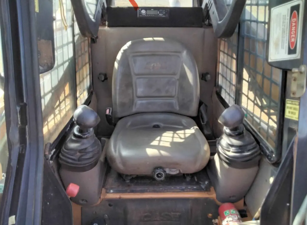 Case 420 Skid Steer (6 of 7)