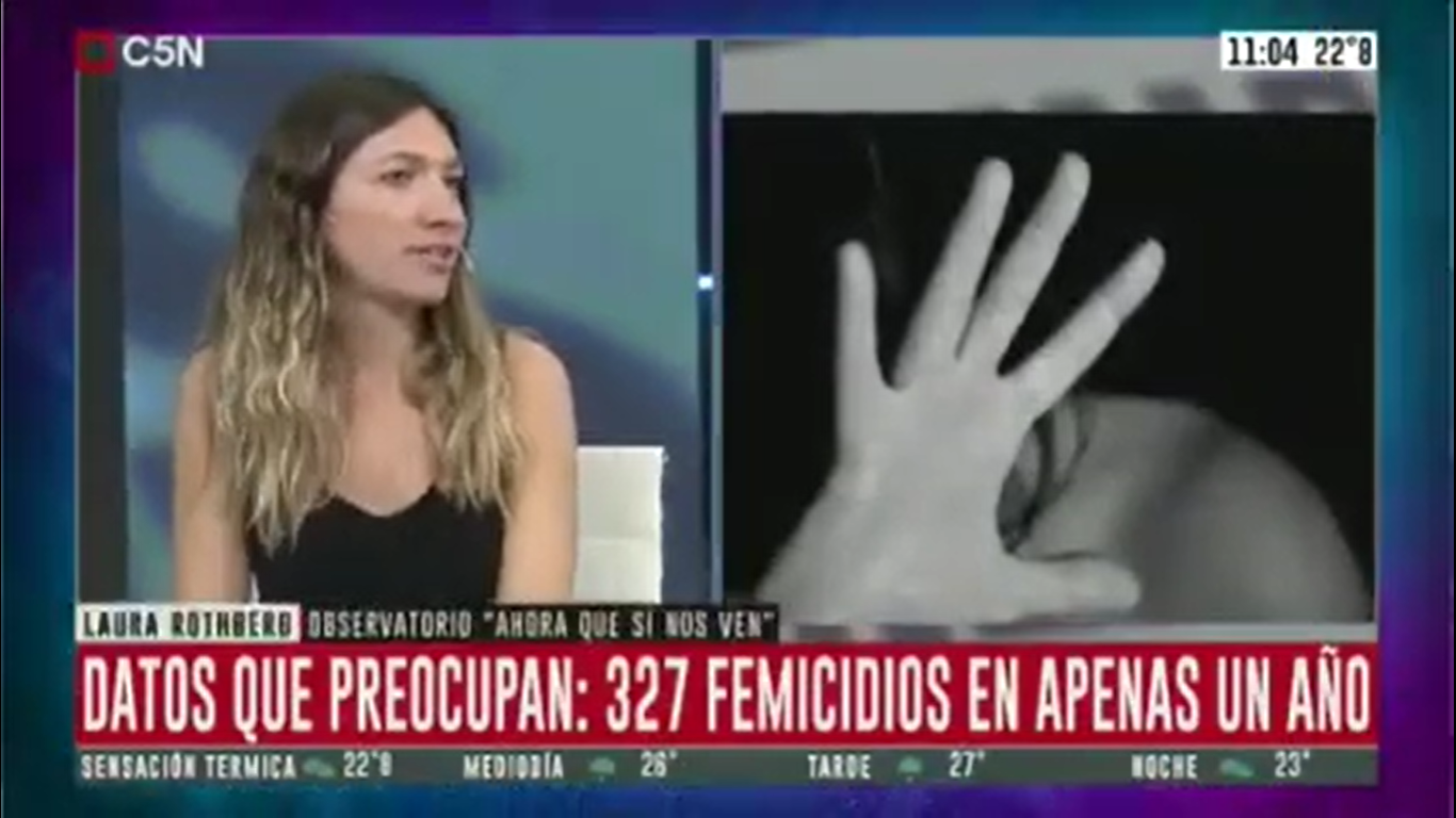 mujer hablando en c5n y una foto de una mujer protegiendose con la mano