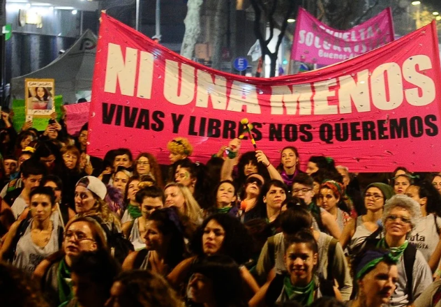 mujeres marchando en la calle con un cartel de Ni UNa Menos
