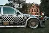 Motorsport und AMG: ein kräftiger 190er-Mercedes vor der Kulisse von Schloss Düneck
