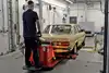Im Emmissionslabor des TÜV Süd in Heimsheim bei Stuttgart: Das Testfahrzeug 240 D wurde nicht gestartet, sondern mit Stringos (elektrisch betriebene Rangierhilfen) rangiert