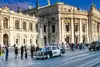 Ein altes Polizeifahrzeug vor historischer Kulisse in Wien. Die Zuschauer am Wegesrand waren begeistert.