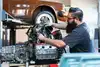 Mechaniker repariert Bremsbeläge am Oldtimer