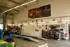 Blick in die Werkstatt von BlackBox Classics in Wees (bei Flensburg). Zum Unternehmen gehören auch ein gut sortierter Ersatzteilversand (über 5000 Teile), eine Oldtimervermietung und der Handel mit Klassikern.