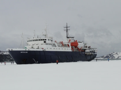 Walk on the Ross Sea pack ice#}