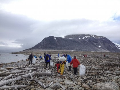 Cleaning the shores#}