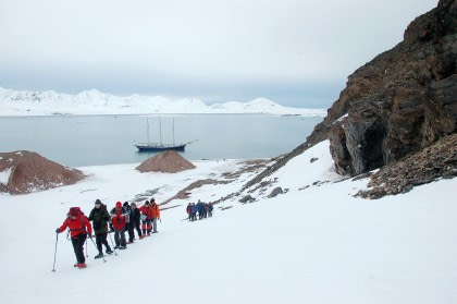 Norte de Spitsbergen, primavera ártica – Caminata, esquí y vela
