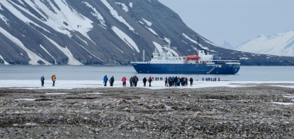 Noord-Spitsbergen 'Basecamp' - Opruimen van de Svalbard oevers, gratis kajakken, sneeuwschoenwandelen / wandelen, fotoworkshop