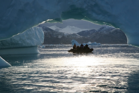 360 degrees of icebergs around you