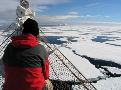 On the lookout s/v Noorderlicht © Jan Belgers-Oceanwide Expeditions