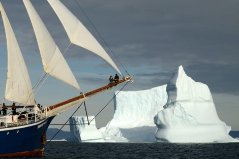 rvr_under_sail_greenland_3_(c)_tarik_chekchak-oceanwide_expeditions.jpg