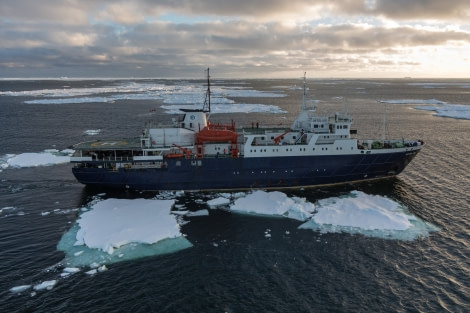 Helicopter flight above the Ross Sea and to Ortelius