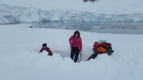 Camping digging sleeping area © Oceanwide Expeditions.jpg