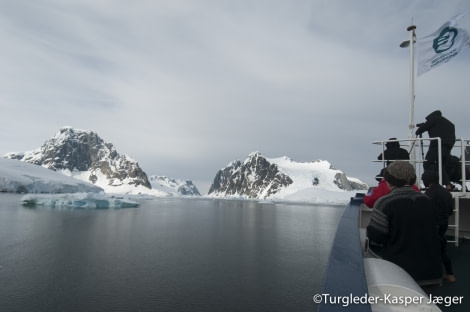 PLA26-17_11JAN_Kasper Log5-Oceanwide Expeditions.jpg