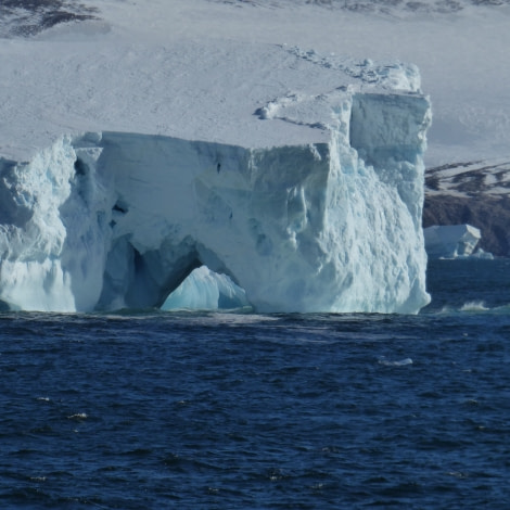 OTL27-17_04Feb,Day 22 Victoria Salem. Iceberg-Oceanwide Expeditions.jpg