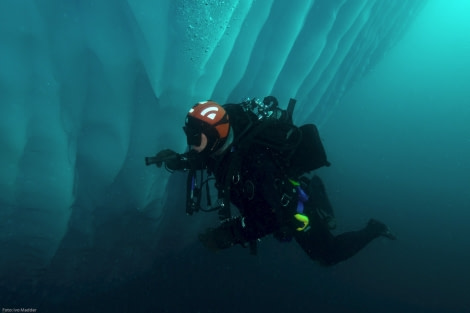 Iceberg dive