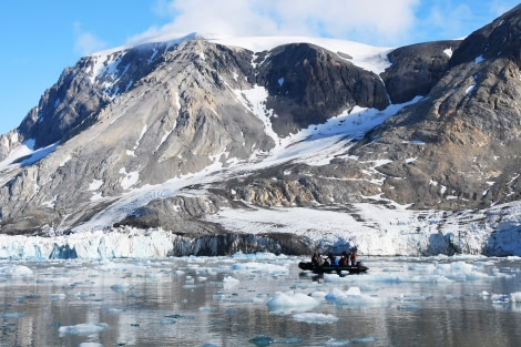 Hornsund, zodiac cruise © Geert Kroes - Oceanwide Expeditions.jpg