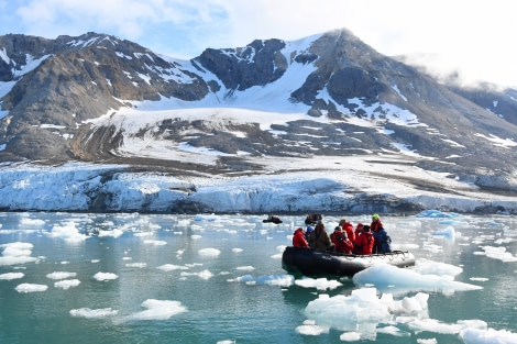 Hornsund, zodiac cruise © Geert Kroes - Oceanwide Expeditions.jpg