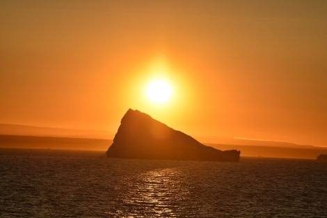 PLA16-17, Day 3 2017-09-13 Åsa Lindgren sunset iceberg _Oceanwide Expeditions.JPG