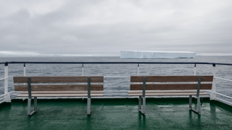 OTL25-18, Day 13, 20171228_SandraPetrowitz_Lookout_Benches_© Oceanwide Expeditions.jpg