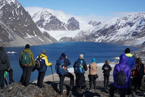 Hiking at Tinayrabukta © Matthias Kopp - Oceanwide Expeditions.jpg