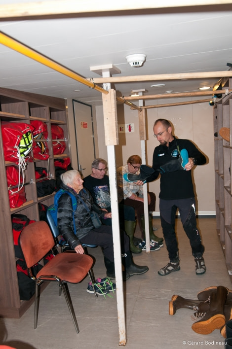 PLA13-18 Day02-01_Kongsfjorden_GivingBoots_GerardBodineau-Oceanwide Expeditions.jpg