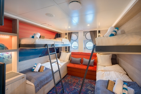 Hondius, Quadruple Porthole cabin 01.jpg