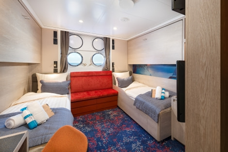 Hondius, Quadruple Porthole cabin 05.jpg