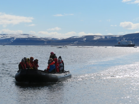 HDS05-19, DAY 06, MiriamVermeij-2606-Zodiac and Hondius - Oceanwide Expeditions.jpg