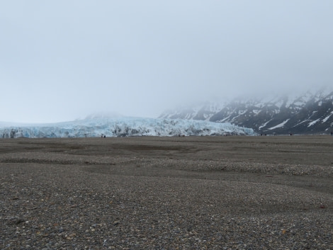 HDS05-19, DAY 07, MiriamVermeij-2706-People in front of glacier landingsite A - Oceanwide Expeditions.jpg