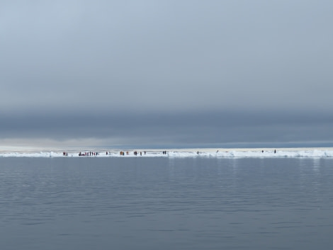 HDS05-19, DAY 05, MiriamVermeij-2506-People on ice 2 - Oceanwide Expeditions.jpg